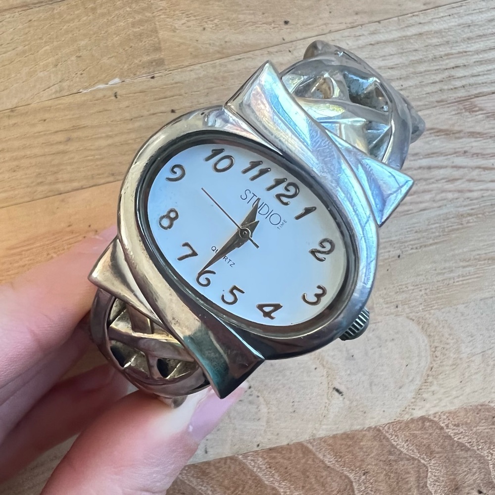Studio time ladies hinged cuff silver tone fashion watch NEW BATTERY